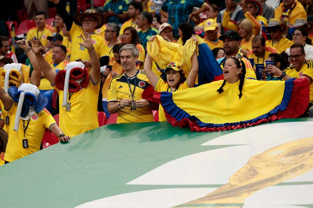 GR4224. CIUDAD DE MÉXICO (MÉXICO), 17/06/2026.- Aficionados de Colombia animan este miércoles, en un partido del grupo K del Mundial de la FIFA 2026 entre Uzbekistán y Colombia, en el estadio Azteca en Ciudad de México (México). EFE/ José Méndez