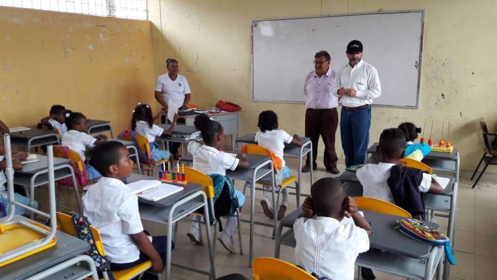 La entrega de dotaciones educativas que hizo Ecopetrol dentro del programa Obras por Impuestos constan de sillas, mesas, pupitres y tableros. / Cortesía
