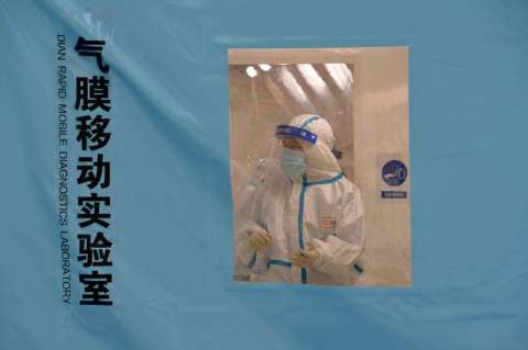 Tras dos años de primera muerte por COVID, China confina una tercera ciudad