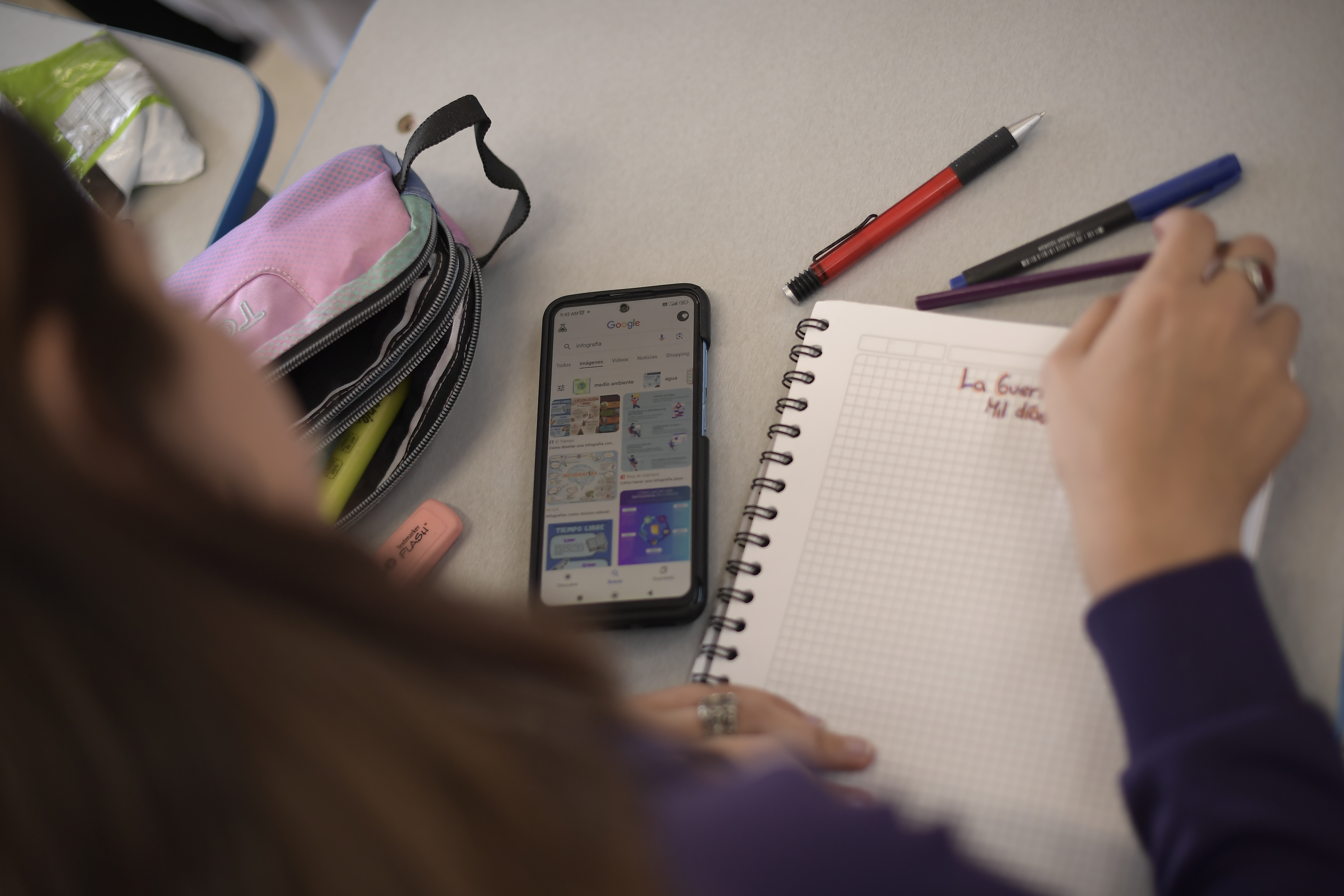 Estudiante de este colegio público ubicado en Bosa, Usan el celular.