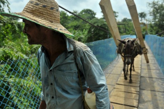 Un habitante de Pueblo Bello, Antioquia, pasa por el puente recién construido. / Andrés Torres