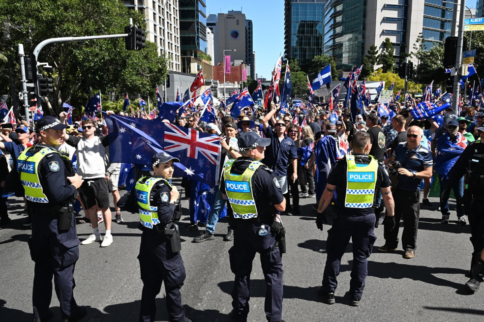 Brisbane (Australia), 31/08/2025.- Police officers separate anti-immigration and pro-immigration protesters during a rally in Brisbane, Queensland, Australia, 31 August 2025. Clashes have erupted across Australia between anti-immigration and counter-
