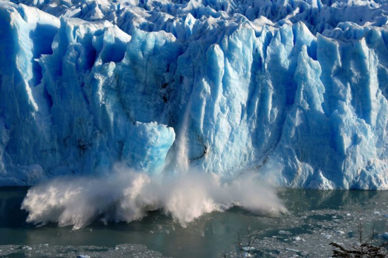 Espectacular ruptura de un arco de hielo en glaciar de Argentina