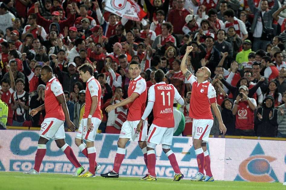 Ómar Pérez celebra con sus comapñeros de Santa Fe el gol que le marcó al Deportivo Cali. / Gustavo Torrijos