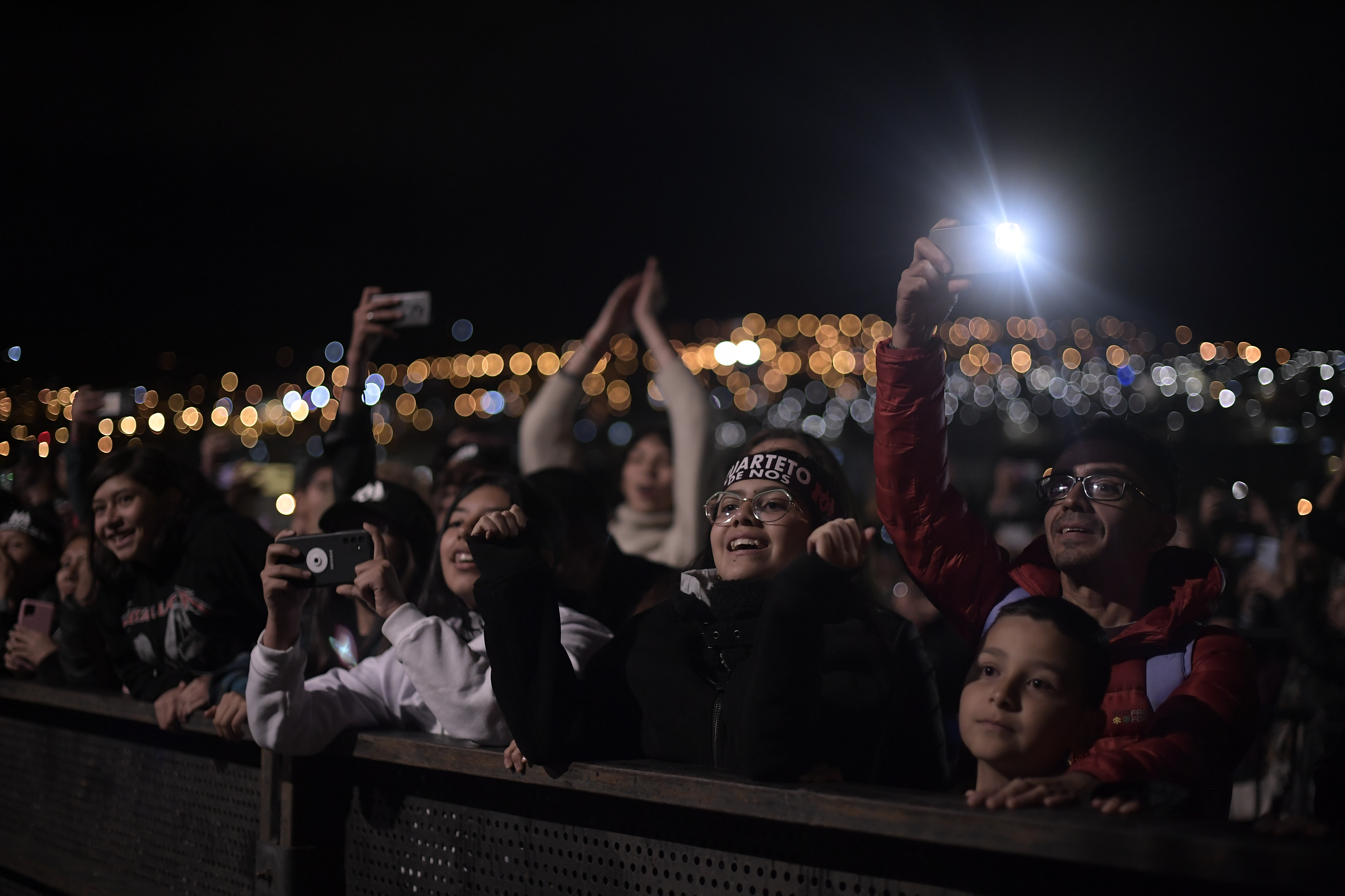 La agrupación de rock se presentó anoche en la capital de Boyacá e hizo vibrar a cientos de asistentes, quienes a partir de la 9:00 p.m. tuvieron la oportunidad de cantar varias de las canciones más recordadas de la banda, así como algunos de los temas de “Lámina once”, su nuevo álbum.