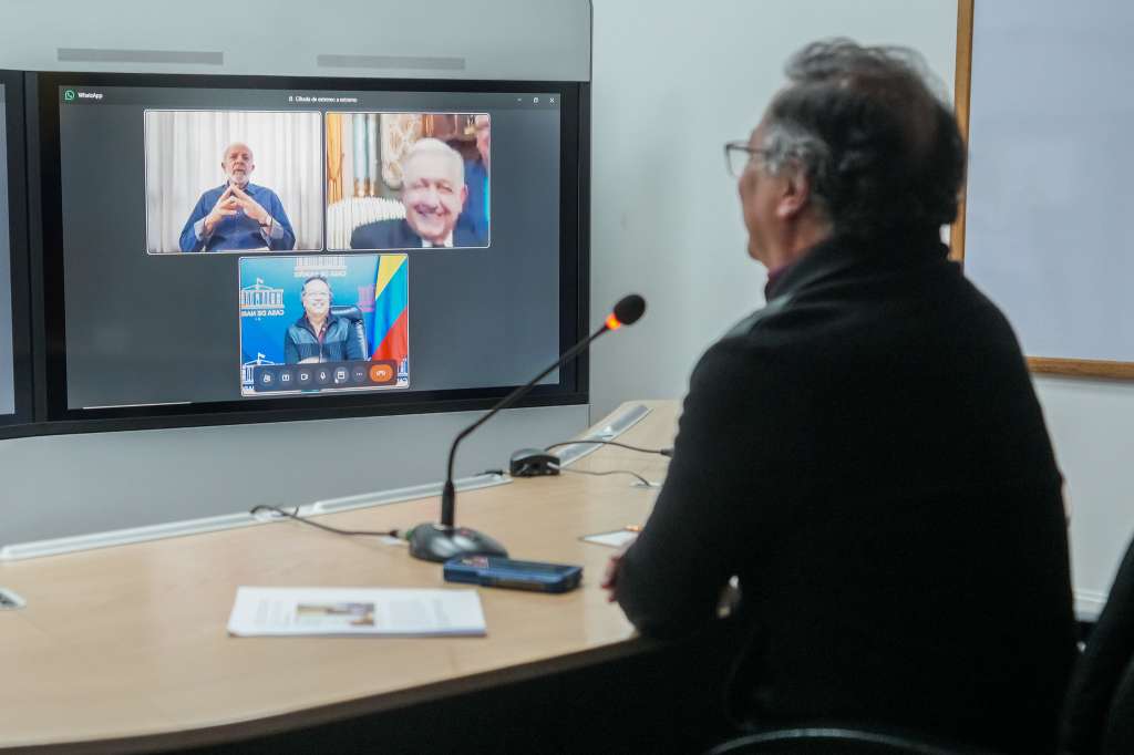 El presidente Gustavo Petro en llamada con sus homólogos de Brasil, Luiz Ignácio Lula da Silva, y de México, Andrés Manuel López Obrador.