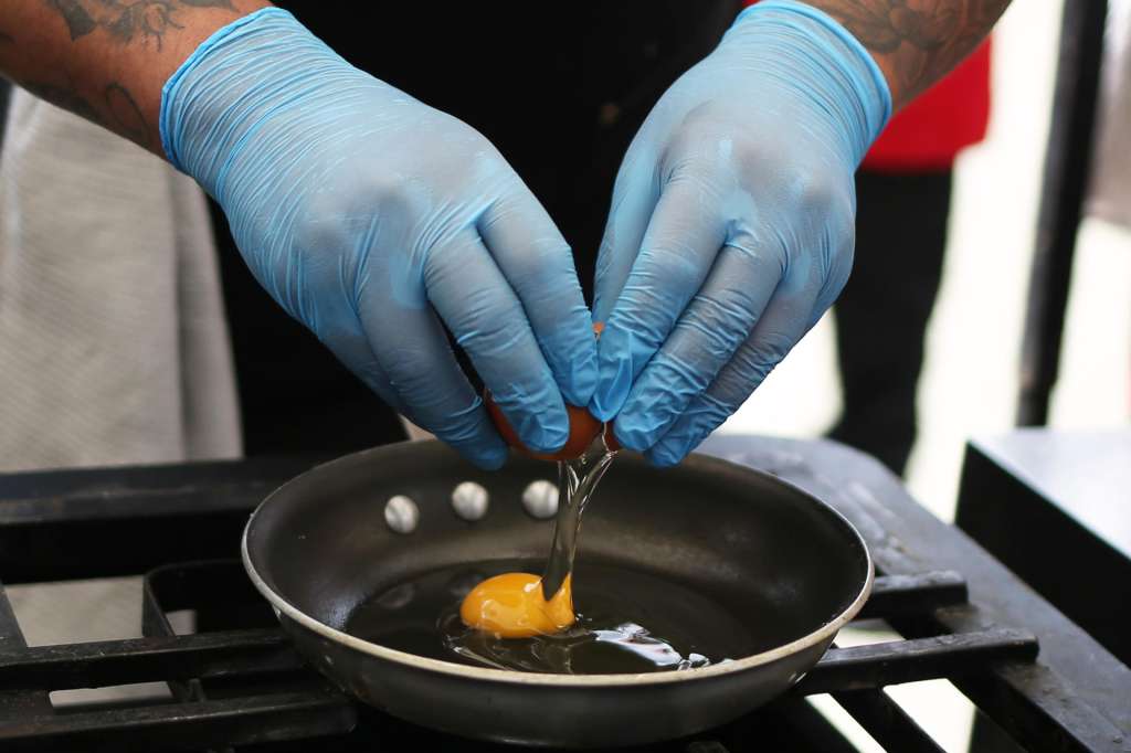 AME6882. LA PAZ (BOLIVIA), 10/10/2025.- Un chef participa en la preparación de un sándwich de huevo durante el 'Día Mundial del Huevo' este viernes, en La Paz (Bolivia). Decenas de estudiantes de gastronomía de una universidad en Bolivia consiguieron preparar el sándwich de huevo "más largo" del país, de más de 100 metros de longitud, con el objetivo de impulsar el consumo de este alimento con ocasión del 'Día Mundial del Huevo'. EFE/ Luis Gandarillas