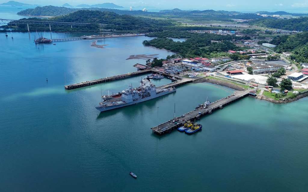 The US Navy warship USS Lake Erie (CG 70) docks at the Port of Balboa in Panama City on August 29, 2025.