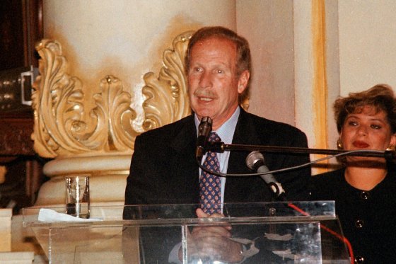 Álvaro Arzú, entonces presidente de Guatemala, durante un discurso público en 1998, por los años en que se planeaba el referendo. / / EFE