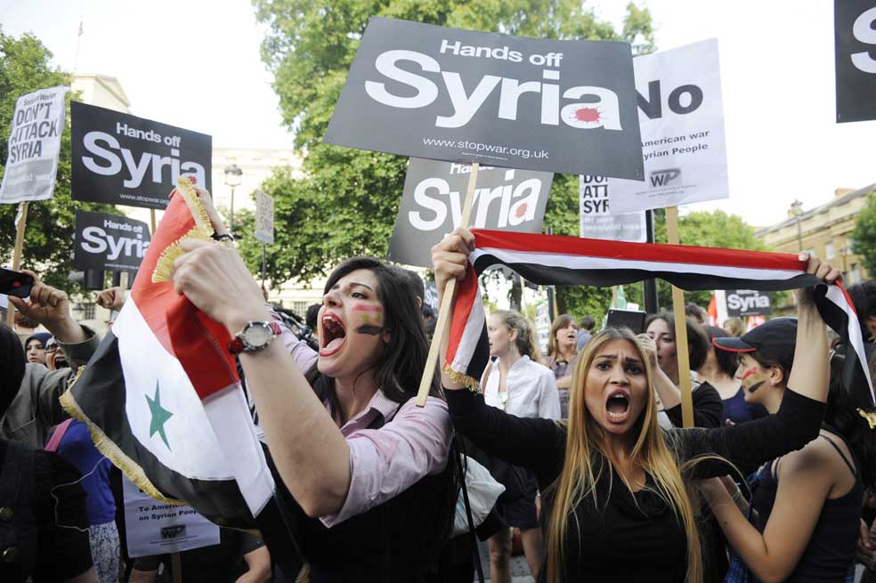 Varias personas participan en una manifestación en contra de la intervención en Siria./EFE