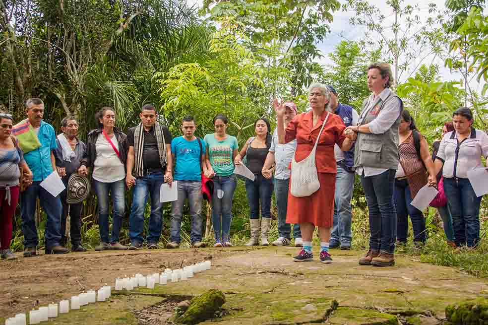 Ana Elisa Ruiz Muñoz, de 69 años, en compañía de habitantes de Puerto Torres (Caquetá), prendió 36 velas el pasado jueves en memoria de las víctimas descuartizadas y enterradas en fosas comunes por paramilitares, entre ellas su hija. César Augusto Romero - CNMH