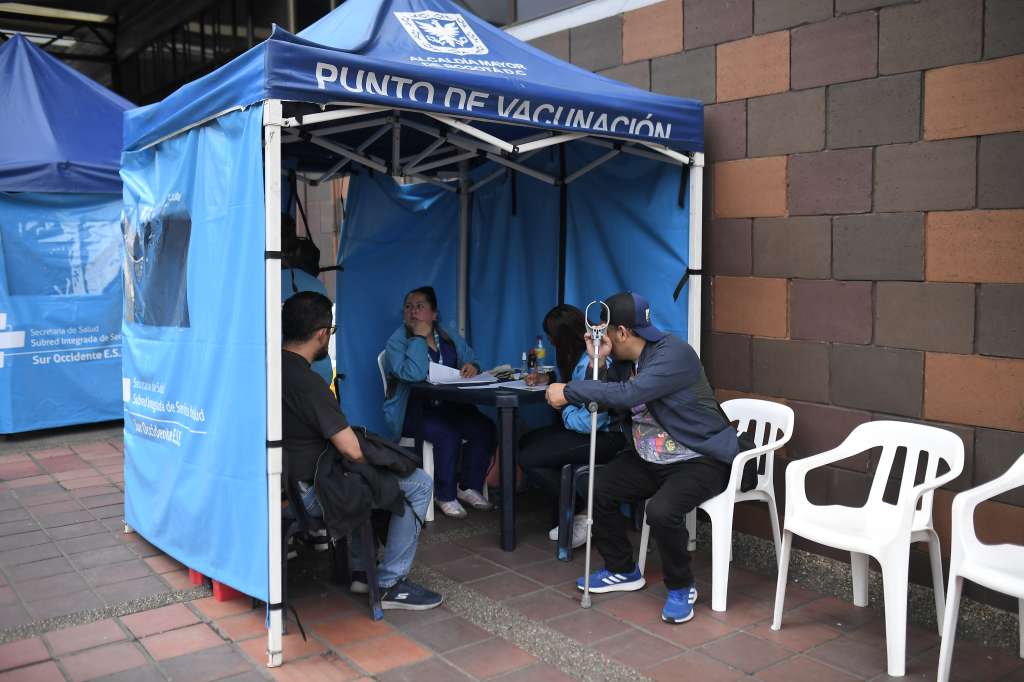 Vacunación contra la fiebre amarilla en el terminal El Salitre de Bogotá