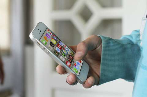 Aplicaciones monitorean a sus usuarios a través de los micrófonos de sus teléfonos