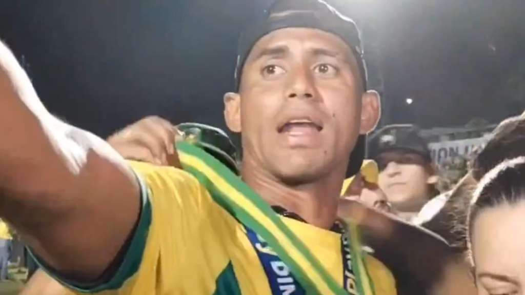 Momento en el que a Carlos Henao le roban su medalla de campeón en el estadio Américo Montanini