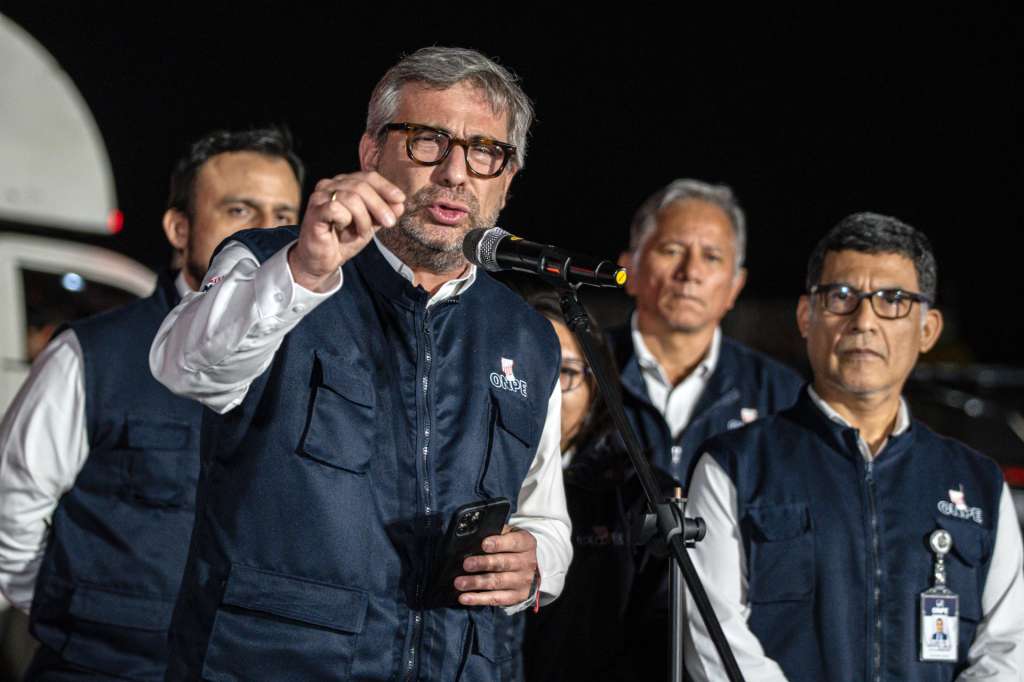 AME2319. LIMA (PERÚ), 10/04/2026.- El jefe de la Oficina Nacional de Procesos Electorales (ONPE), Piero Corvetto, habla en una rueda de prensa este viernes, tras el despliegue del material electoral hacia los locales de votación en Lima Metropolitana y el Callao en el marco de las elecciones de la Presidencia de Perú, en el distrito de Lurín, ubicado en el sur de la provincia de Lima (Perú). EFE/ John Reyes Mejía