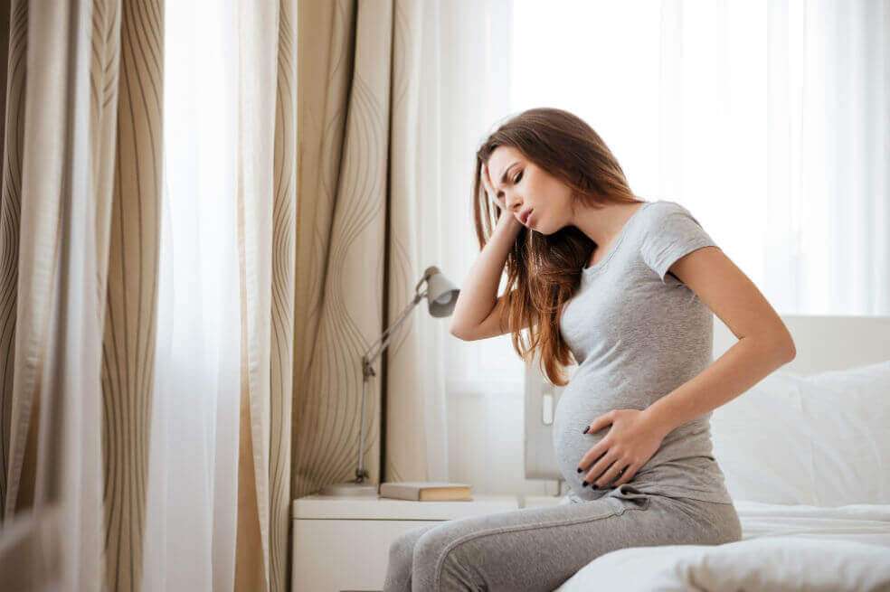 El crecimiento de tu panza le pondrá presión a tu abdomen y esto podría producirte indigestión, acidez y estreñimiento. / Getty