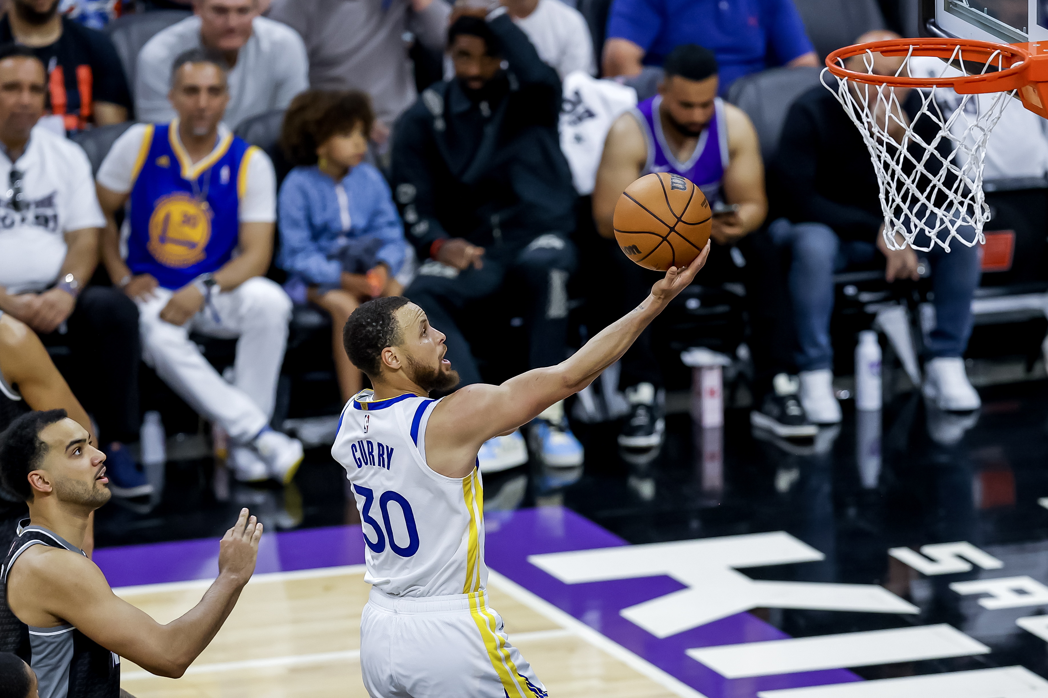 Sacramento (United States), 30/04/2023.- Golden State Warriors guard Stephen Curry in action against the Sacramento Kings during the second half of game 7 of the NBA Western Conference first round playoff series between the Golden State Warriors and the Sacramento Kings at the Golden 1 Center in Sacramento, California, USA, 30 April 2023. (Baloncesto, Estados Unidos) EFE/EPA/JOHN G. MABANGLO SHUTTERSTOCK OUT