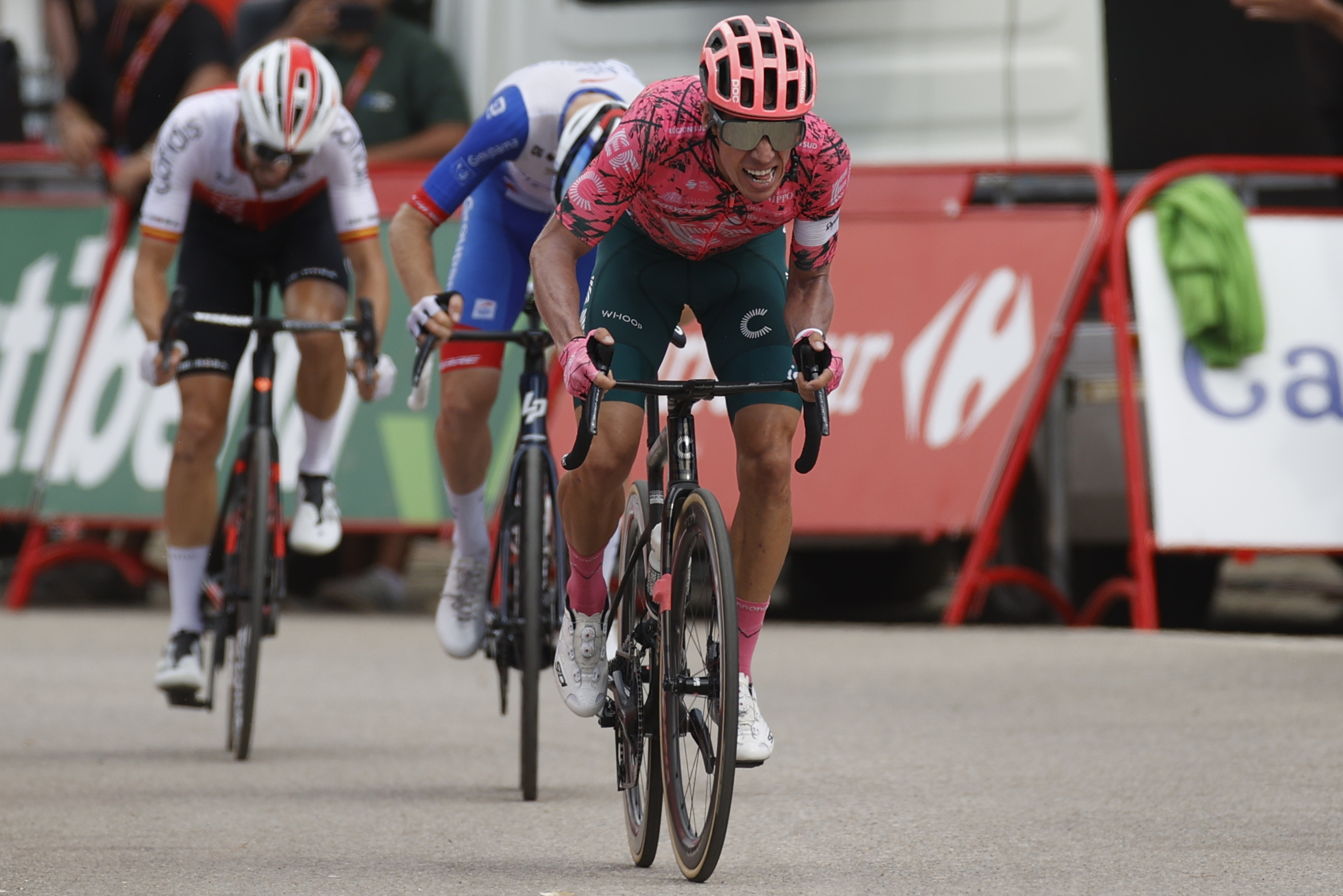 MONASTERIO DE TENTUDÍA (BADAJOZ), 07/09/2022.- El colombiano Rigoberto Urán (EF Education) se impone vencedor de la decimoséptima etapa de La Vuelta a España, disputada desde Aracena (Huelva) hasta el Monasterio de Tentudía, en la provincia de Badajoz, sobre un recorrido de 162,3 kilómetros. EFE/ Javier Lizon
