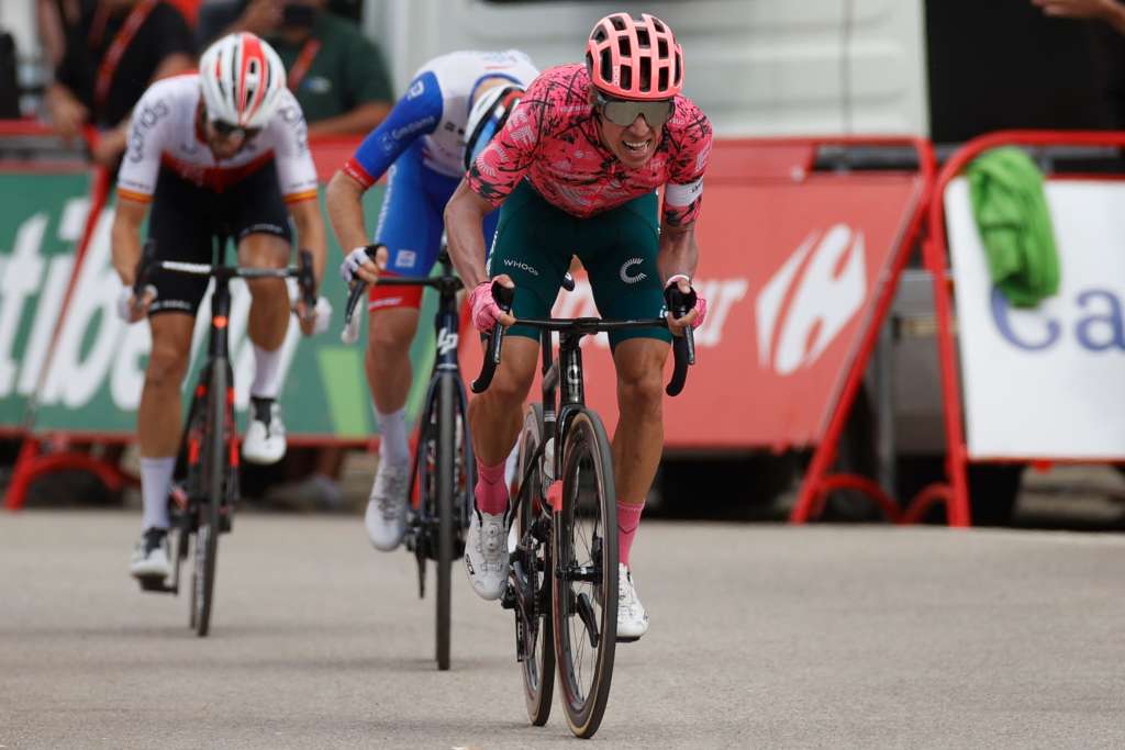 MONASTERIO DE TENTUDÍA (BADAJOZ), 07/09/2022.- El colombiano Rigoberto Urán (EF Education) se impone vencedor de la decimoséptima etapa de La Vuelta a España, disputada desde Aracena (Huelva) hasta el Monasterio de Tentudía, en la provincia de Badajoz, sobre un recorrido de 162,3 kilómetros. EFE/ Javier Lizon