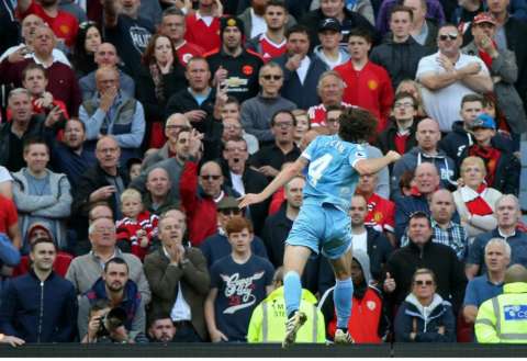 Manchester United no pudo con el Stoke City e igualó 1-1 en condición de local