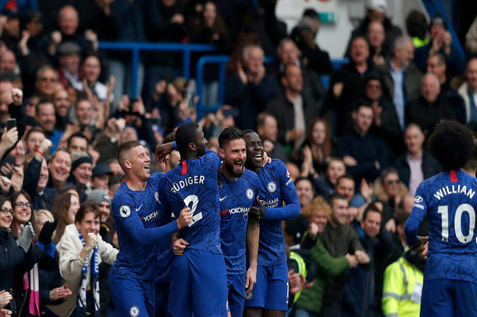 Loa jugadores del Chelsea en la victoria 4-0 frente al Everton en la reciente temporada de la Premier League. / AFP