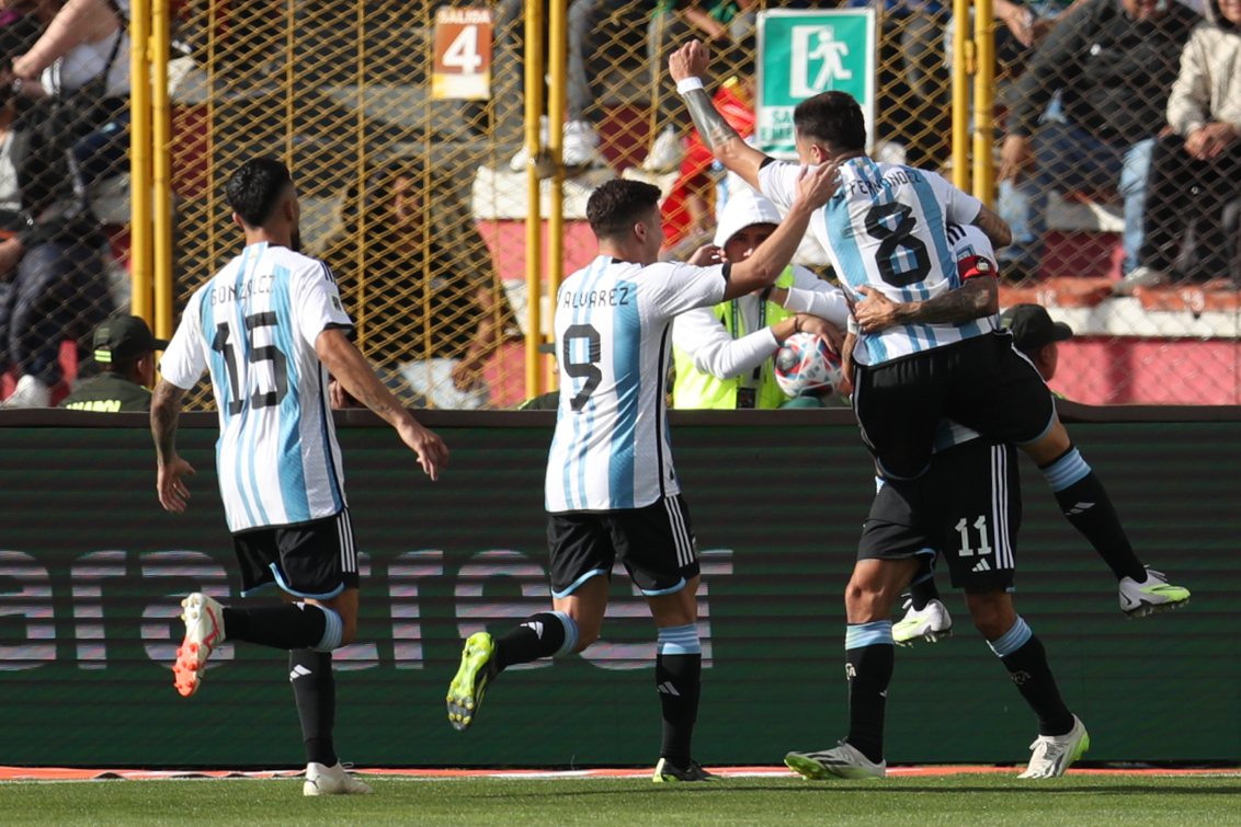 AMDEP9247. LA PAZ (BOLIVIA), 12/09/2023.- Enzo Fernández (d) de Argentina celebra su gol hoy, en un partido de las Eliminatorias Sudamericanas para la Copa Mundial de Fútbol 2026 entre Bolivia y Argentina en el estadio Hernando Siles en La Paz (Bolivia). EFE/ Luis Gandarillas