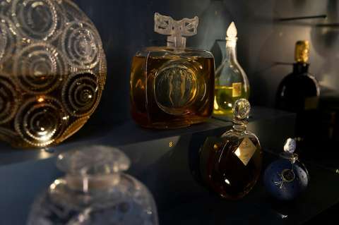 Tres mil años de historia del perfume se exponen en París