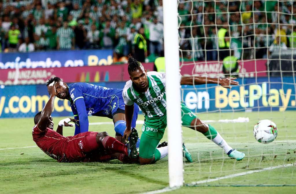 Danovis Banguero aprovechó un error del arquero Alexander Domínguez y marcó el primer gol de Nacional en el triunfo 3-1 ante Tolima.