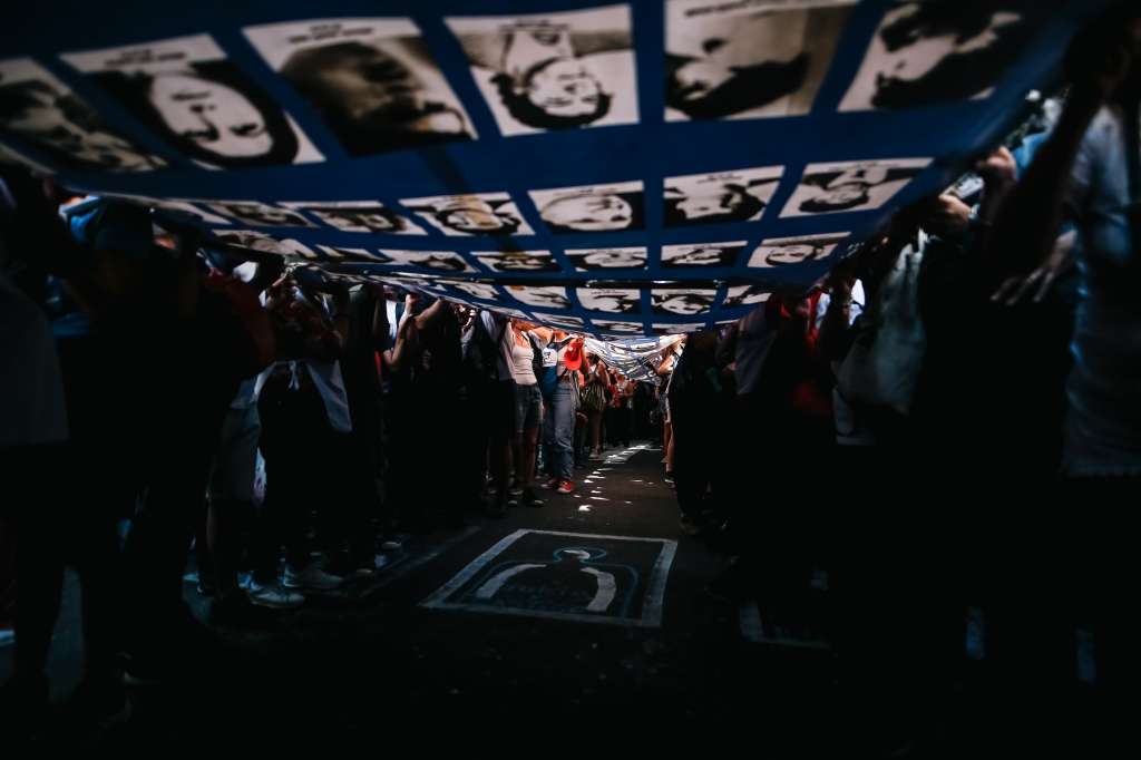 AME1902. BUENOS AIRES (ARGENTINA), 24/03/2024.- Manifestantes marchan con motivo del Día de la Memoria este domingo en Buenos Aires (Argentina). Este domingo se cumplen 48 años del golpe de Estado que instauró la última dictadura militar de Argentina (1976-1983), pero la llegada del libertario Javier Milei a la Presidencia reabrió el debate sobre los 30.000 desaparecidos, una cifra sostenida por organizaciones de derechos humanos y negada por el Ejecutivo. EFE/ Juan Ignacio Roncoroni