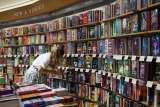 Provincia canadiense prohíbe a estudiantes leer ‘El cuento de la criada’ y 200 libros más