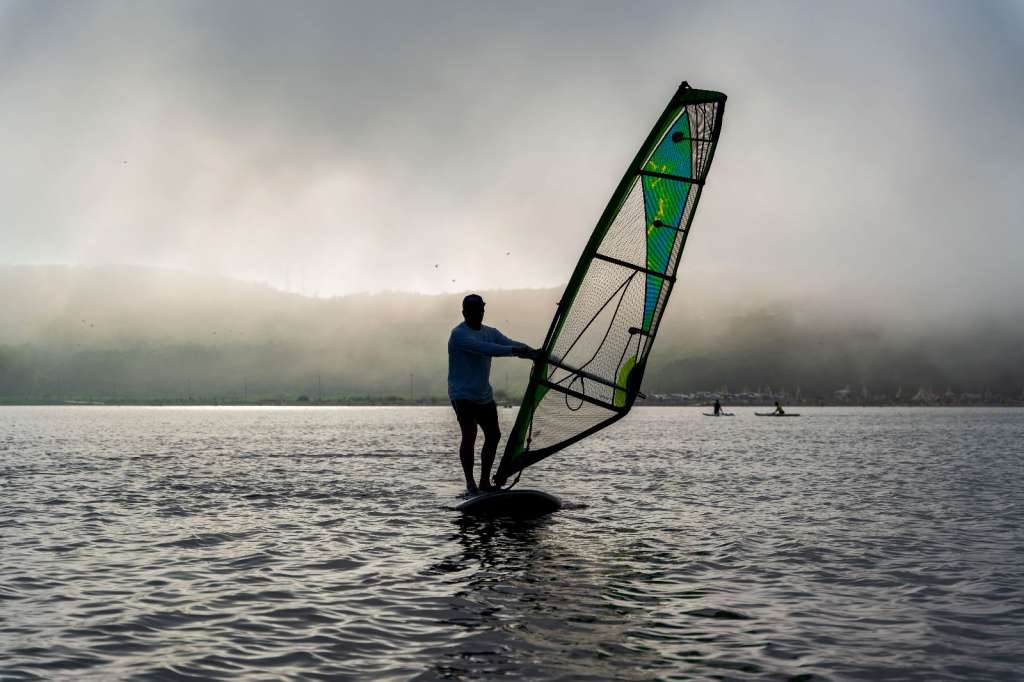 Cabo de la Vela es considerado uno de los mejores lugares del mundo para practicar este deporte debido a sus constantes vientos alisios que soplan durante todo el año, lo que atrae a windsurfistas de todos los niveles, desde principiantes hasta profesionales que buscan condiciones ideales para perfeccionar sus habilidades.