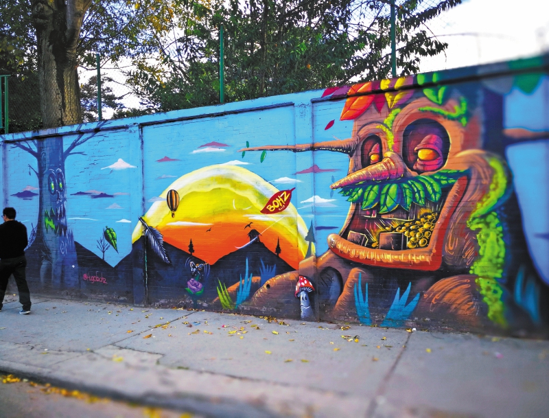 “Bosque fantástico” retrata la creatividad infantil. La pintura esta ubicada en Fontibón.