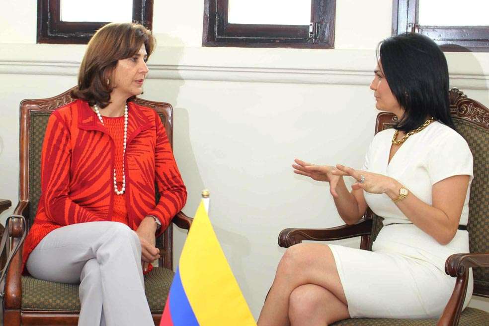La canciller colombiana, María Ángela Holguín, y su homóloga panameña, Isabel de Saint Malo. / EFE