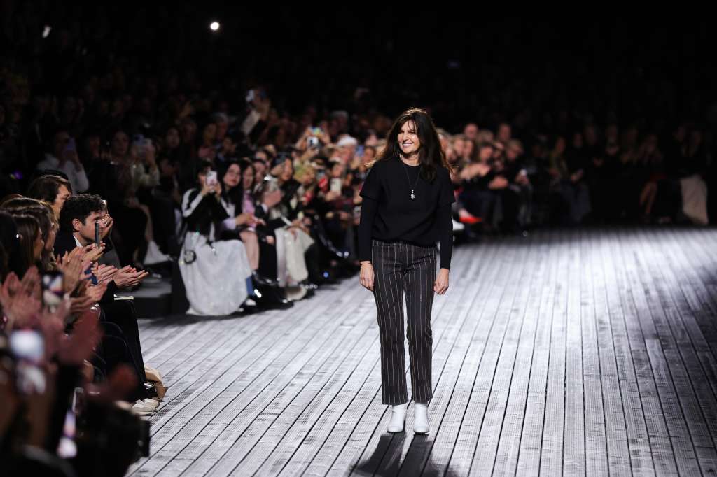 Paris (France), 05/03/2024.- French designer Virginie Viard (C) appears on the catwalk after the presentation of her Fall/Winter 2024 Womenswear collection for Chanel during the Paris Fashion Week, in Paris, France, 05 March 2024. The presentation of the Women's collections runs from 25 February to 05 March 2024. (Moda, Francia) EFE/EPA/TERESA SUAREZ