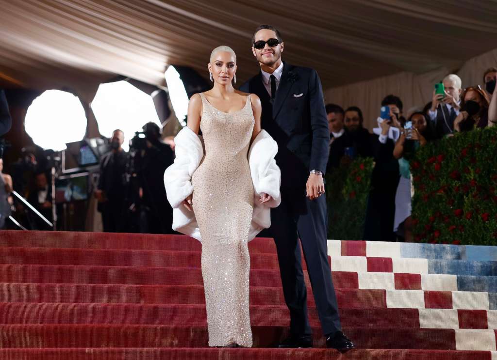 New York (United States), 02/05/2022.- Kim Kardashian and Pete Davidson arrive on the red carpet for the 2022 Met Gala, the annual benefit for the Metropolitan Museum of Art's Costume Institute, in New York, New York, USA, 02 May 2022. The event coincides with the Met Costume Institute's 'In America: An Anthology of Fashion' which opens 05 May 2022 concludes 05 September 2022. (Moda, Abierto, Estados Unidos, Nueva York) EFE/EPA/JUSTIN LANE