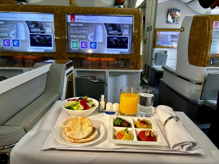 Después de la ceremonia de bienvenida entre la aerolínea y los funcionarios del aeropuerto, Emirates presentó su avión Boeing 777-300ER.