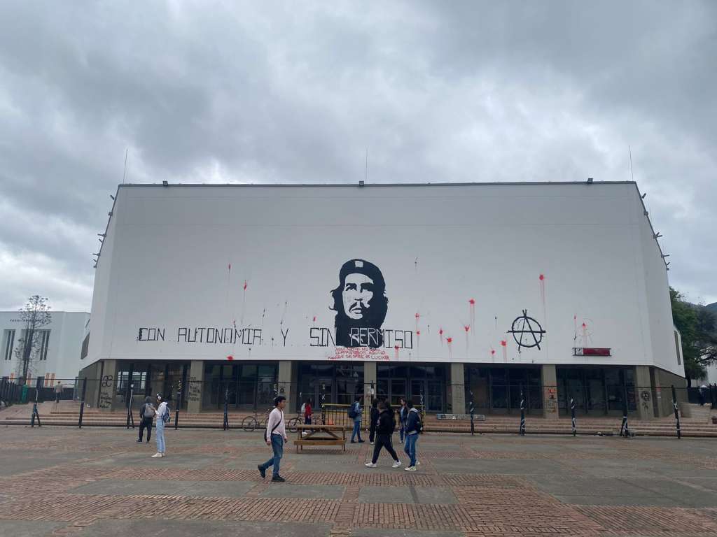 Vuelven a pintar rostros del 'Che' Guevara en sede Bogotá de la U. Nacional.
