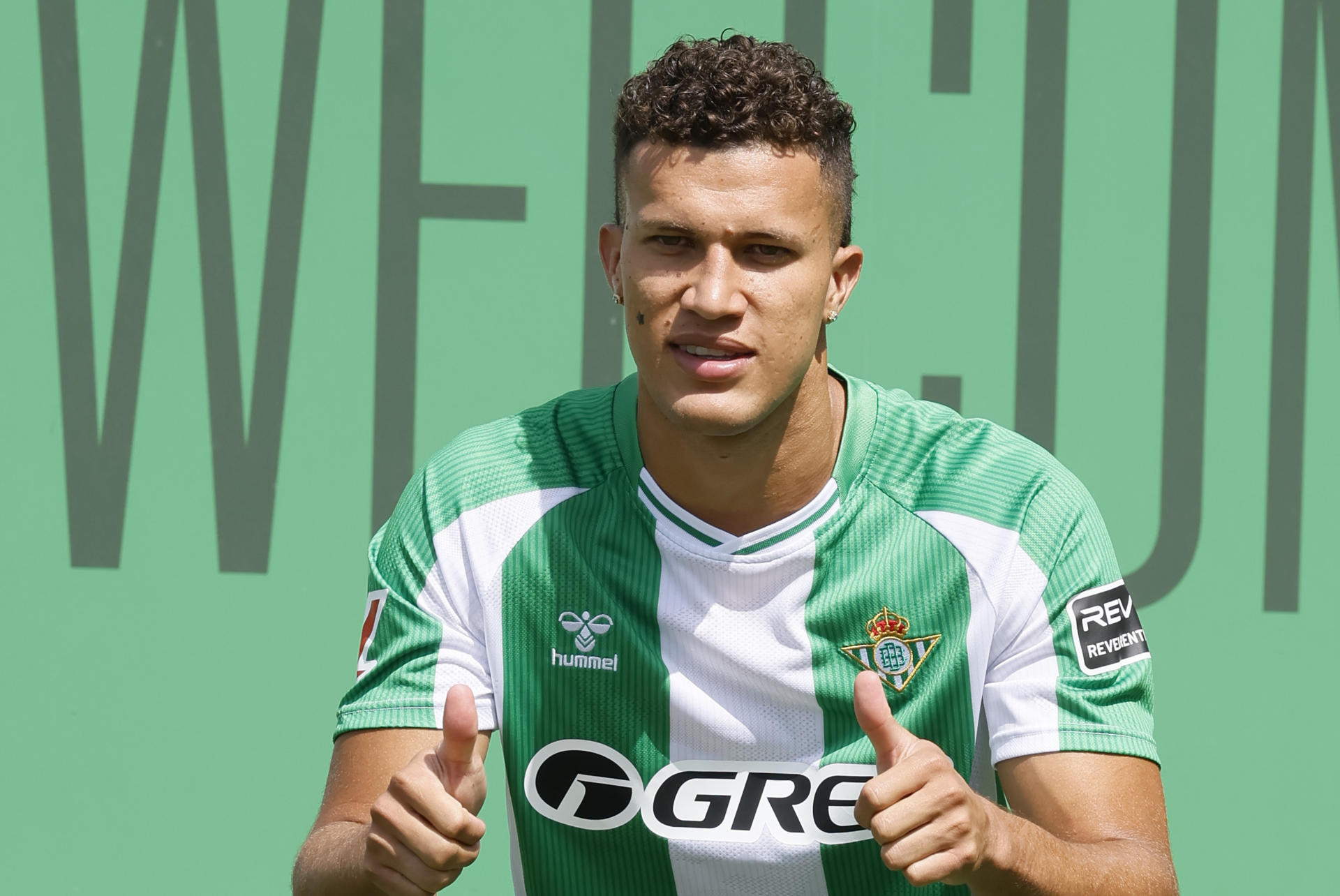 SEVILLA, 11/08/2025.- El centrocampista colombiano Nelson Deossa durante su presentación como nuevo jugador del Real Betis en la Ciudad Deportiva del club, tras el acuerdo para su traspaso alcanzado con el Rayados de Monterrey mexicano, este lunes en Sevilla. EFE/José Manuel Vidal