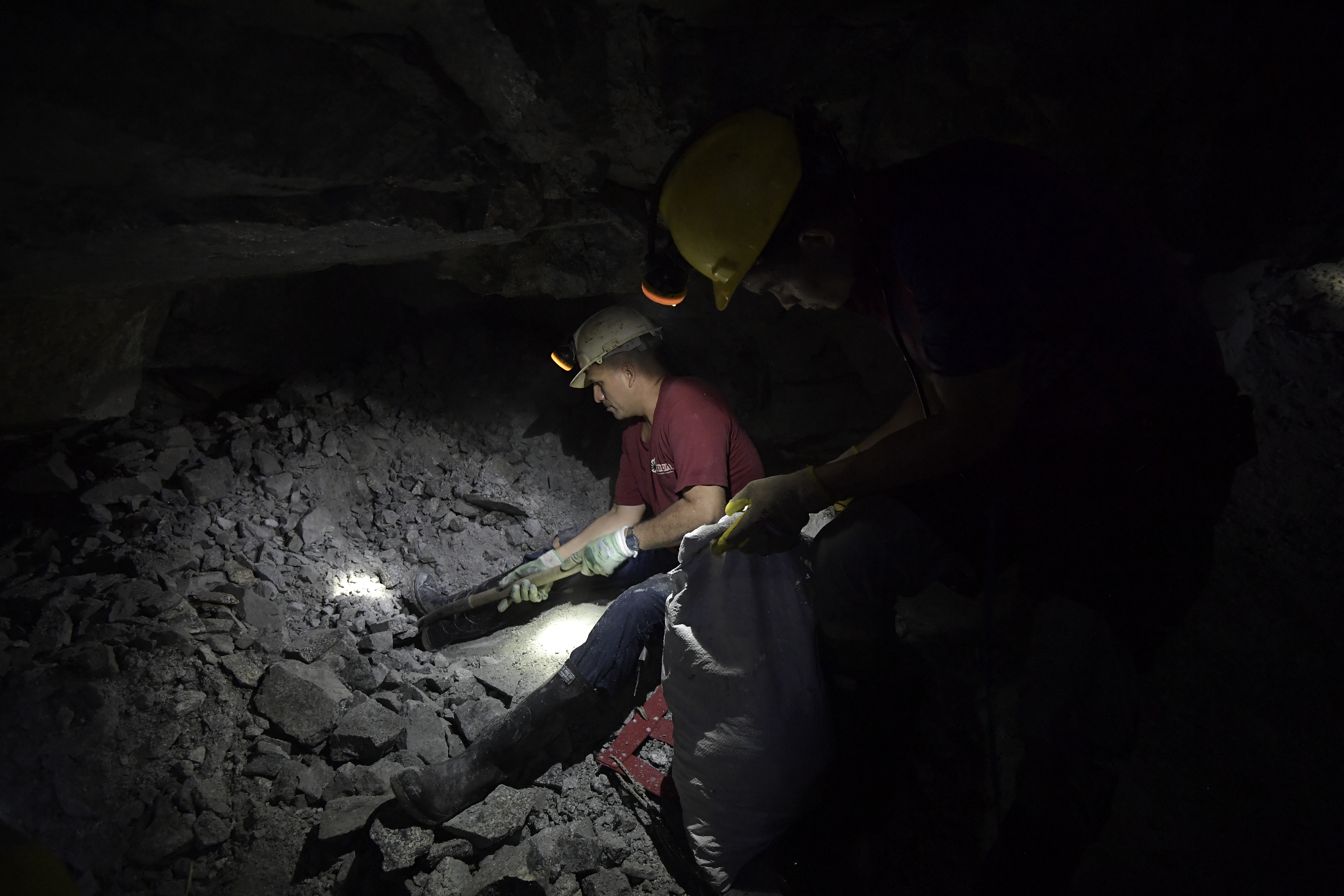 Diferentes aspectos de esta mina ubicada en Segovia, Antioquia: Mineros, explotación de materiales, maquinaria, cascos para minería.