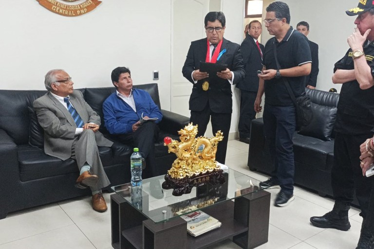 Esta imagen distribuida por la Administración de Justicia Peruana muestra al presidente Pedro Castillo hablando con fiscales peruanos después de que el Congreso lo destituyera.