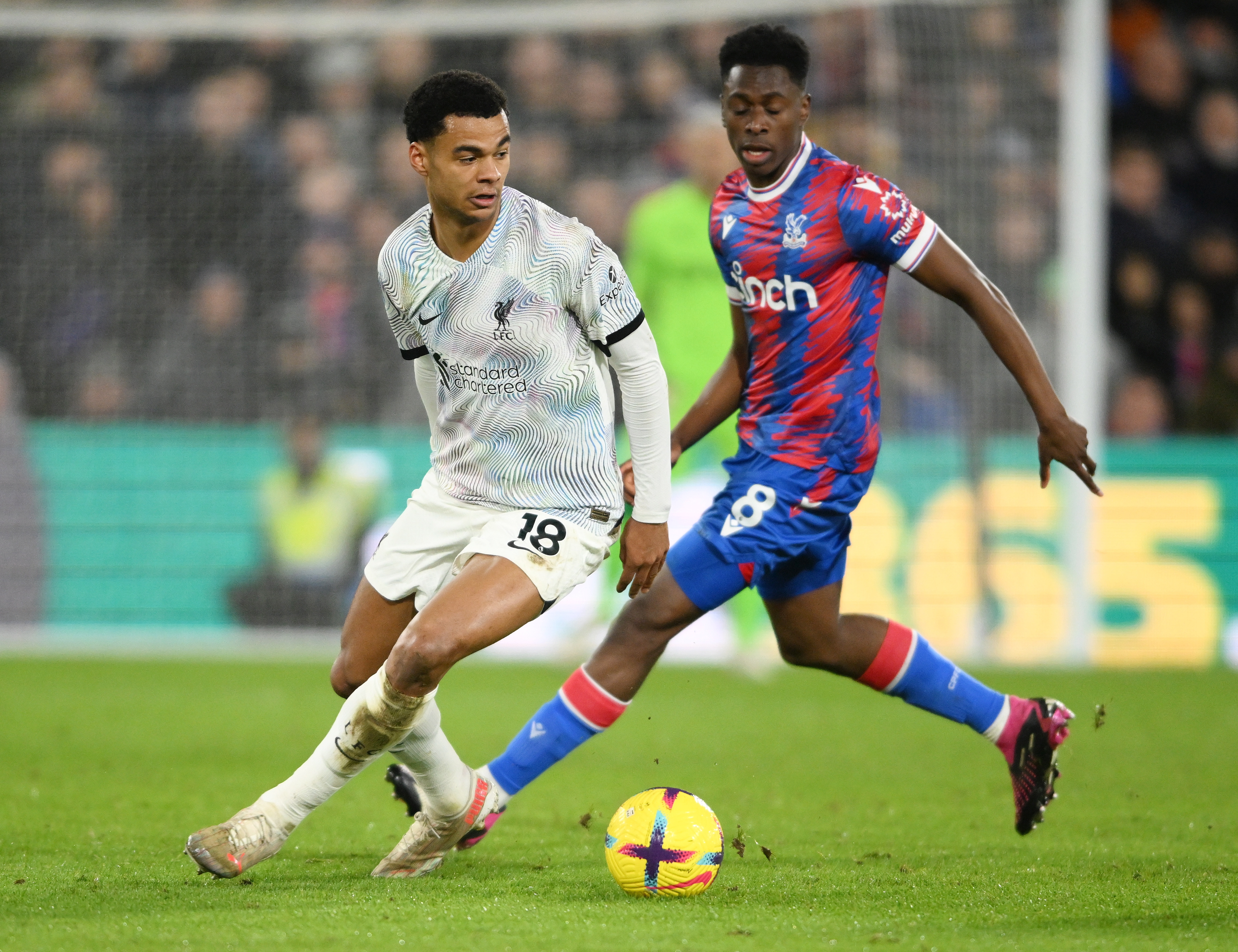 London (United Kingdom), 26/02/2023.- Albert Sambi Lokonga of Crystal Palace (R) in action against Cody Gakpo of Liverpool during the English Premier League soccer match between Crystal Palace and Liverpool FC in London, Britain, 25 February 2023. (Reino Unido, Londres) EFE/EPA/Daniel Hambury EDITORIAL USE ONLY. No use with unauthorized audio, video, data, fixture lists, club/league logos or 'live' services. Online in-match use limited to 120 images, no video emulation. No use in betting, games or single club/league/player publications