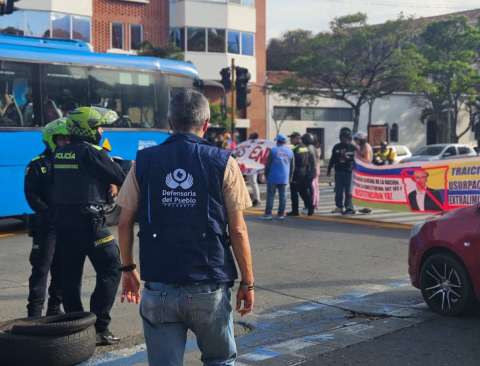 Mototaxistas de Siloé, en Cali, protestaron contra instalación de cámaras de fotomultas
