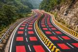 Abren la primera carretera roja del mundo: ¿para qué sirve, por qué se creó y dónde está?