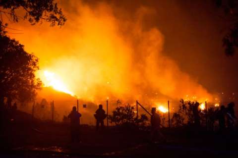 Un muerto y miles de evacuados por gigantesco incendio en Valparaíso