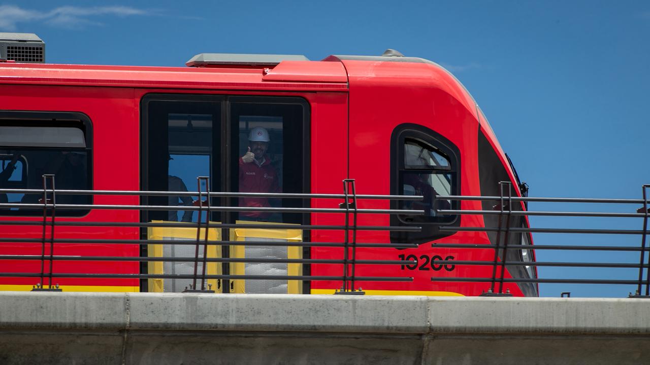 El tren número 2 de la Primera Línea del Metro recorrió por primera vez el viaducto elevado de Bogotá durante el inicio oficial de pruebas.
