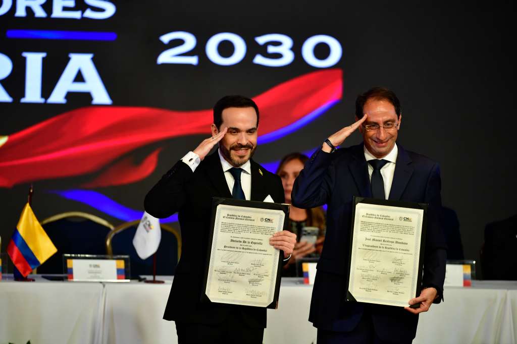 Junto a José Manuel Restrepo durante la entrega de credenciales que los acreditan como presidente y vicepresidente de Colombia para el periodo 2026-2030