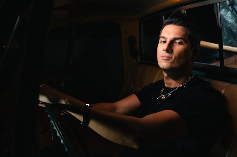 Pipe Bueno firma con Warner Music Latina y anuncia nuevo álbum de colaboraciones