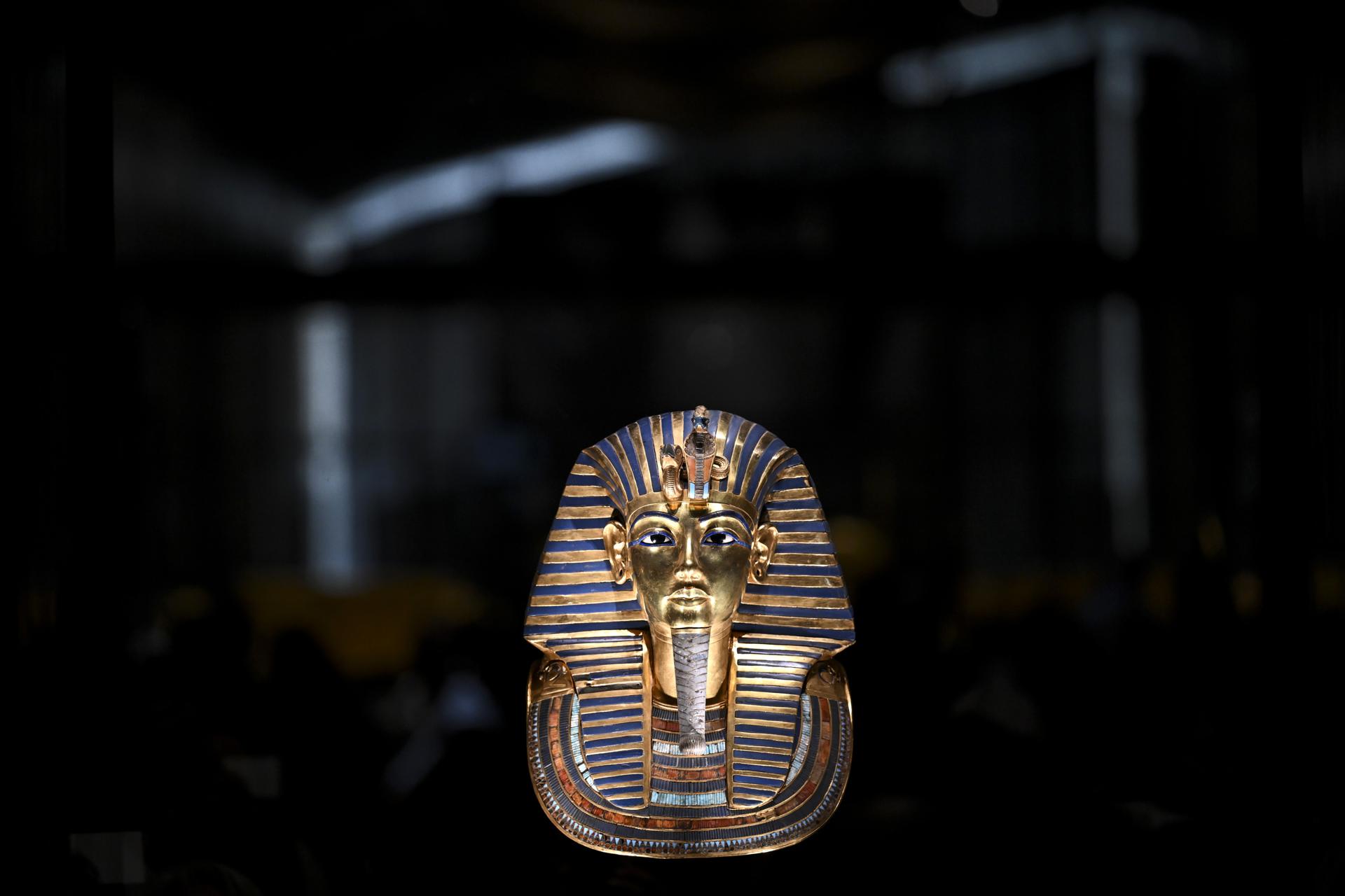 El Gran Museo Egipcio, con una extensión de 500.000 m², resguarda más de 100.000 piezas que narran la grandeza del antiguo Egipto.