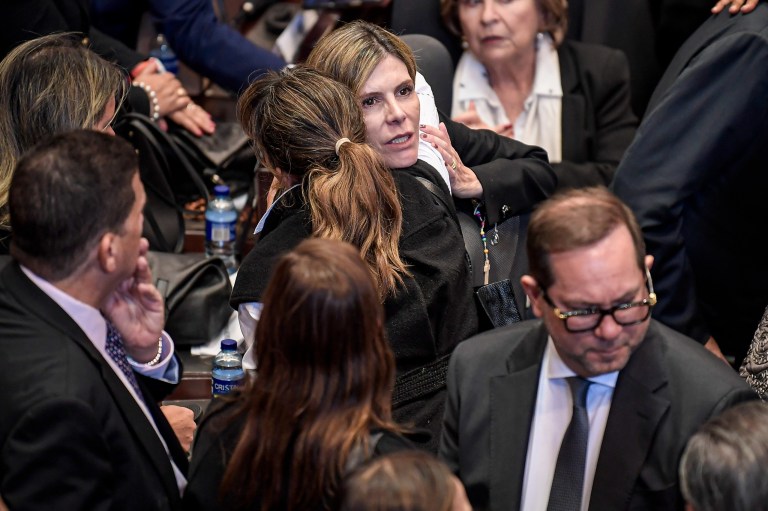 La hermana de Miguel Uribe Turbay, María Carolina Hoyos, recibió a los visitantes de la cámara ardiente.
