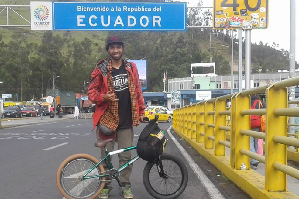 David Cardales en su bicicleta cruzando la frontera con Ecuador. / Tomada del Facebook de David Cardales